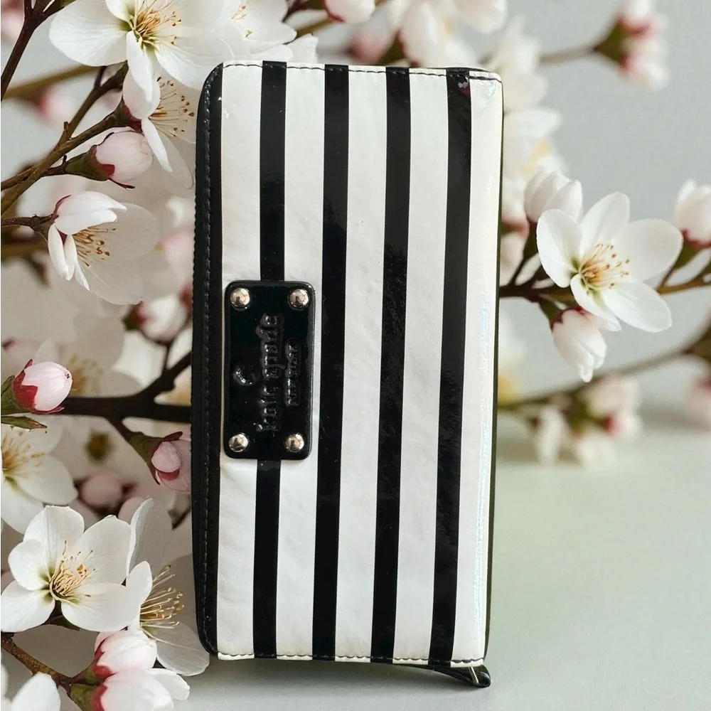Kate Spade Wellesley Alessa Patent Leather Wallet. Excellent Condition. - Picture 14 of 15
